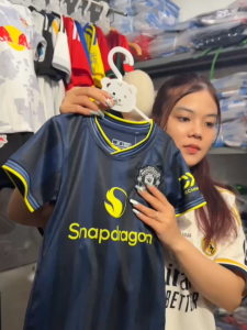 Bộ Quần Áo Bóng Đá Trẻ Em MU Sọc Xanh Navy 2025 - In Tên Số Theo Yêu Cầu Vải Mè Thoáng Mát