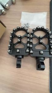 CNC Universal Motorcycle Wide Fat Footpegs 360° Roating Foot Pegs For Harley Dyna Fat Bob Softail Sportster Motocross