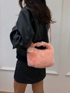 EERSHENSHI  กระเป๋าถือขนฟูสไตล์ชิคสำหรับผู้หญิง กระเป๋าสะพายแฟชั่นด้วยขนนุ่ม สไตล์ฤดูหนาวที่กำลังมาแรง