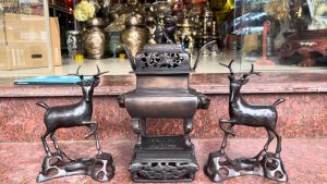 Đỉnh vuông Huế cao 40cm nặng 6kg và đôi hươu cao 30cm màu đen để tủ chè trang trí