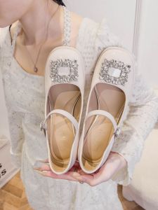 รองเท้าแมรี่เจนสไตล์นางฟ้าสําหรับผู้หญิงส้นหนาและเท้ากว้างขนาดหัวเข็มขัดเพชร ทันสมัย รองเท้าเปลือยแบน ฤดูร้อน
