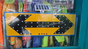 Heavy Duty Rescue Solar Arrow Light - High-Visibility LED Directional Sign with Solar Panel & Metal Stand