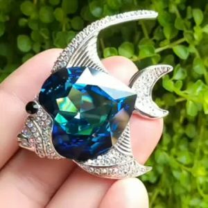 VIKI CRYSTALS BROOCH BAHU * MADE WITH THE BEST EUROPEAN CRYSTALS * HIGH QUALITY