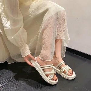 Psion แฟชั่นใหม่ รองเท้าแตะแบบสวม พื้นนิ่มสวมใส่สบาย แต่งสายคาดแบบปังๆ มีสองสีสวยๆ แมทช์ได้กับหลายลุค มีติดบ้านไว้รับรองว่าสุดคุ้ม รีบเลย