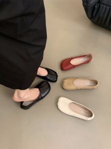 รองเท้าส้นแบนหัวเหลี่ยมสีแดงแบบสวมสบายสำหรับผู้หญิง ฤดูใบไม้ผลิและฤดูใบไม้ร่วง สไตล์วินเทจ รองเท้าสวมแบบสวมสบาย พื้นหนังนิ่ม