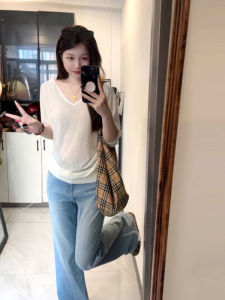 YUEZHONGWEI | เสื้อยืดแขนสั้นผ้าไหมน้ำแข็งสีขาวคอวีแขนกุดสำหรับผู้หญิงในช่วงฤดูร้อน เสื้อแขนสั้นทรงหลวมบาง ดีไซน์เปิดไหล่