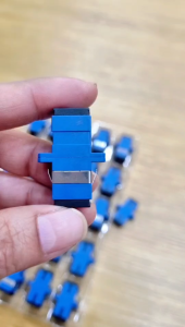 ตัวต่อตรงหัวไฟเบอร์ออฟติกแบบ SC/UPC-SC/UPC ใช้เชื่อมต่อระหว่างสายไฟเบอร์ออฟติก 2 เส้นเข้าด้วยกัน