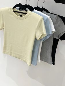 เสื้อยืดคอกลมแขนสั้นทรงเข้ารูปสำหรับผู้หญิงในช่วงฤดูใบไม้ผลิและฤดูร้อน เสื้อชั้นในแขนสั้นแขนยาวปกติ