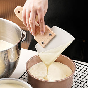 มีดยางซิลิโคนระบายความร้อนได้ดีพร้อมด้ามไม้หนาสำหรับอบขนมปัง ใช้งานในครัวเรือน ใช้สำหรับทำเค้กและอบอาหาร