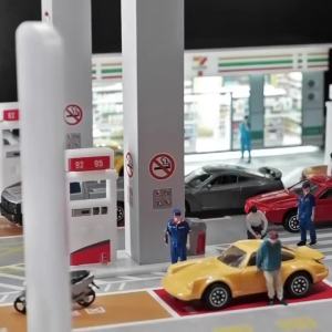 Kicarmod 1/64 Scale Model Gas Station Employee Figurine Collectible Doll Exquisite Figure for Fans in Scale Diecast Model Car