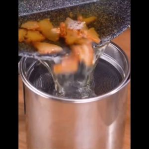 Ready Stock 1.4L 1.9L  Stainless Steel Oil Storage Pot Large Capacity Filter Grease Keeper Tank Separator Strainer Container Storage Grease 隔油壶