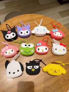 🍎 ว้าววว มากแม่ พวงกุญแจกระเป๋าซิลิโคน การ์ตูนดัง ขนาด 9×8×3 cm