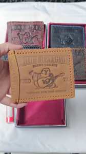 Ví Nam Da Bò Sáp Cao Cấp in 3D Ông Địa mang Tài Lộc và May Mắn cho gia chủ Khâu Viền Thủ Công - Vina001 - Riki Leather