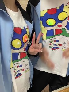 เสื้อยืดคู่รักลายการ์ตูนสุดน่ารักสำหรับนักเรียนมัธยมต้น แขนสั้น วัสดุผ้าฝ้ายผสม คอกลม ความยาวปานกลาง เสื้อผ้าทำงานสไตล์สตรีท