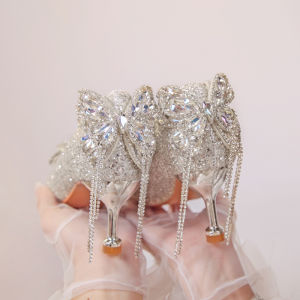 รองเท้าแต่งงานสีเงินสไตล์ฝรั่งเศส รองเท้าแต่งงานคริสตัล รองเท้าส้นสูงแบบมีสายรัดโบว์ รองเท้าส้นบางสำหรับผู้หญิง รองเท้าส้นแบนแบบสวมหัวแหลม