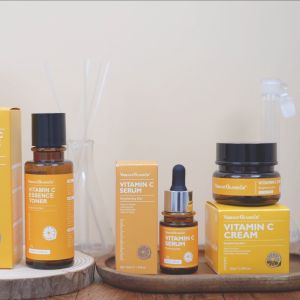 VIBRANT GLAMOR [BPOM] Set Pemutih Vitamin C 3PCS Toner Esensi Wajah + Serum + Krim Memudarkan Bintik Hitam Mengurangi Melamsa Bintik-bintik Mencerahkan Melembabkan Melembabkan Menghilangkan Pucat Anti-kerut  Anti penuaan