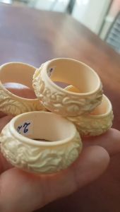 Nhẫn Nam Giả Ngà hay Xương Mỹ Nghệ Chạm Rồng Nổi Lượn Bản tròn Ni 22mm Cao 13mm Dầy 5mm màu trắng Dành Cho Các Anh Nam đeo nhẫn ngón tay cái hay bất kỳ ngón tay nào ni lọt vừa tay là 22mm rẻ có 250k/1 chiếc ạ