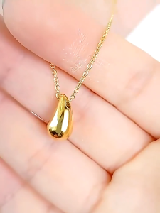 Water Drop Pendant Necklace Simple Luxurious Womens Jewelry with Exquisite Chain