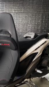 MOKOTO CLICK V3 CLICK V2 LOWER CAMEL BACK SEAT 10743 CARBON WITH LOGO SEAT ASSY FOR HONDA CLICK V2 / V3 MOTORCYCLE