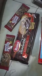 CEMILAN SNACK 2 BUNGKUS ROMA SANDWICHI COKLAT 108 GRAM