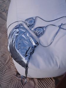 ชุดว่ายน้ําบิกินี่สีเงินน้ําหนักเบาสําหรับผู้หญิงพร้อมแผ่นรองหน้าอกแต่ไม่มีแผ่นรองเหล็กเหมาะสําหรับวันหยุด