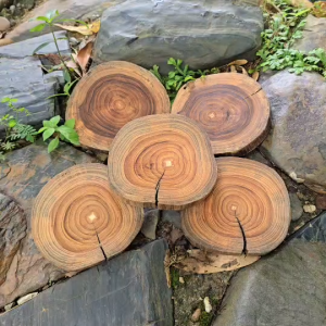 เขียงไม้สักหน้าตัดรูปรงธรรมชาติ คละไซน์ 13-16ซม. หนา 2.5 ซม