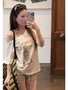 YUEZHONGWEI | เสื้อยืดแขนสั้นไหล่เดียวพิมพ์ลายตัวอักษรสไตล์ย้อนยุคสไตล์อเมริกันสำหรับผู้หญิงในช่วงฤดูร้อน ทรงหลวม ดีไซน์เก๋ไก๋ แขนสั้น คอวี ทรงปกติ