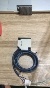 ใช้แรงดัน 90-250VAC เซ็นเซอร์จับวัตถุทั่วไป ระยะจับ 4 เมตรใช้กับแผ่นสะท้อนไปกลับ ติดตั้งง่าย photo electric switch