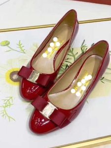 ผู้หญิง Slip-On Round Toe Knot Tie หนัง รองเท้าส้นสูงข้อเท้าตัดกลาง สายคล้อง รองเท้าปั๊มแพลตฟอร์มสีแดงสําหรับงานแต่งงาน