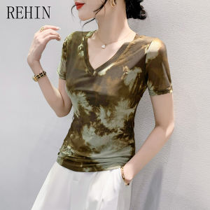 REHIN เสื้อยืดแขนสั้นลายพิมพ์บนผ้าเมชสไตล์แฟชั่นฤดูร้อน คอวี รูปทรงลงตัว ให้ความหรูหราและทันสมัยสำหรับผู้หญิงในขนาด S-3XL
