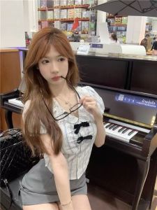 เสื้อเชิ้ตแขนสั้นลายทางผู้หญิง ผ้าลูกไม้ คอตุ๊กตา ชุดกระโปรงสั้น ดีไซน์เก๋ไก๋ แฟชั่น ฤดูหนาว ผ้าฝ้ายผสมโพลีเอสเตอร์