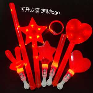 ไฟแฟลชสีแดง โลโก้คอนเสิร์ต ไฟมือ แสงสว่าง บรรยากาศ ของเล่นสำหรับเด็ก การแสดงเต้น หมวก ประดับหน้า ไฟแฟลช
