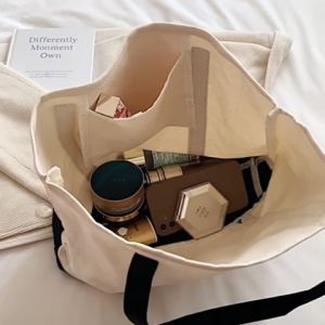 LHMoonlight  งานเข้าใหม่พร้อมส่ง  กระเป๋าผ้าสะพายไหล่แฟชั่น งานสวย ดูเกาหลีเกาใจ ใบใหญ่ ใส่ของได้เน้นๆจุกๆ ตัวกระเป๋ามีช่องหน้าสามารถใส่ของหยิบได้ง่าย ใครมองหากระเป๋าผ้าดีๆซักใบ ขอแนะนำรุ่นนี้เลย