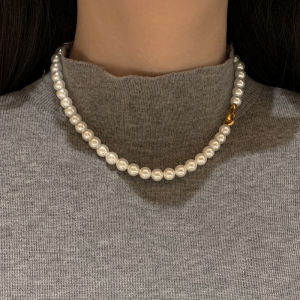 สร้อยคอรูปตัวอักษรสไตล์ใหม่สำหรับผู้หญิง สร้อยคอไข่มุกสีขาวออสเตรเลีย สร้อยคอแฟชั่นฤดูใบไม้ร่วง/ฤดูหนาว สร้อยคอสำหรับเสื้อกันหนาว