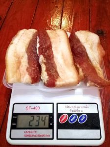 หมูสามชั้นหม้กกระเทียมพริกไทยแดดเดียว(พร้อมปรุง)แสนอร่อยกรอบนอก นุ่มในรสชาติกลมกล่มมี2ขนาด200และ500