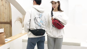 QNQN 2025 กระเป๋าสะพายผู้หญิง แฟชั่นสบาย ๆ กีฬากลางแจ้ง กระเป๋าสะพายแบบพกพา กระเป๋าสะพายผ้าไนล่อนพิมพ์สีทึบ กระเป๋ากีฬาขนาดเล็ก