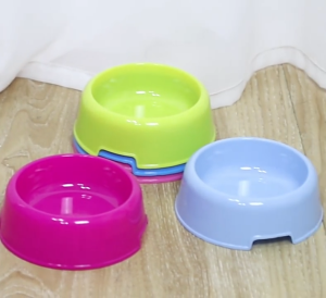 ชามอาหารสัตว์เลี้ยง ชามอาหารแมว ชามสุนัขชามแมวสีลูกอมชามเดี่ยวพลาสติกน้ำหนักเบา（พร้อมส่ง） CW78