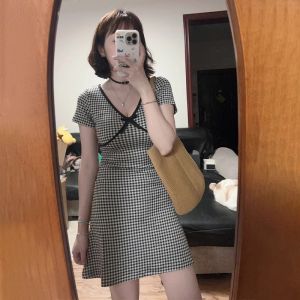 ชุดเดรสกระโปรงสั้นลายสก็อตสไตล์ฝรั่งเศสสำหรับผู้หญิงในฤดูร้อน ทรงเข้ารูป แขนสั้น เอวสูง คอวี ชุดเดรสผู้หญิงที่หรูหราและสง่างาม