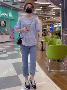 ชุดแฟชั่นสตรี Roulei: กางเกงยีนส์เอวสูงทรงเข้ารูปและเสื้อเชิ้ตสีน้ําเงินพร้อมรายละเอียดการออกแบบหู วัสดุโพลีเอสเตอร์สําหรับสไตล์เก๋ไก๋ลําลอง