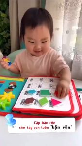 Cặp bận rộn (Cặp Busy Board) có thể gập gọn dễ di chuyển cùng bé