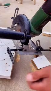 Giá Đỡ Đế Máy Mài Cắt Cầm Tay Bộ Chuyển Đổi Máy Mài Thành Máy Cưa Bàn có bàn chỉnh góc 45 độ cầm tay tiện dụng