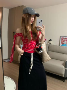 YUEZHONGWEI | เสื้อยืดแขนสั้นไหล่เดียวลายทางสีแดงสไตล์อเมริกันสำหรับผู้หญิงในช่วงฤดูร้อน เสื้อผ้าทำงานสไตล์เกาหลีทรงสลิมฟิต