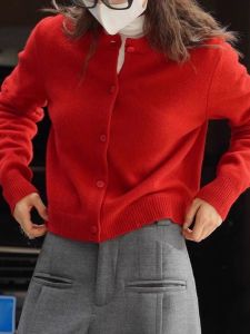เสื้อคาร์ดิแกนถักสีแดงสำหรับผู้หญิงในช่วงต้นปีใหม่ ฤดูใบไม้ร่วงและฤดูหนาว ผ้าขนกระต่ายเนื้อนุ่ม สไตล์หรูหรา เสื้อสเวตเตอร์สวมหัวแบบลำลอง