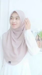 Azmeela Jennie Bawal Square Segi Empat\\n\\n Apa Itu Jennie Square?\\n\\nJennie Square adalah produk terbaru dari Azmeela, yang merupakan solusi bagi Anda yang kesulitan menggunakan hijab segi empat tradisional. Dengan Jennie Square, Anda tidak perlu khawatir capek tiup-tiup karena cukup sekali tiup saja, hijab bisa langsung tegak di dahi. Desain lengkung atau oval pada sisi layernya ala hijab bawal Malaysia membuat Jennie Square menjadi produk fashion wanita yang trendy dan cocok untuk berbagai kesempatan.\\n\\n Desain Trendy & Fashion Wanita\\n\\nJennie Square dirancang dengan gaya modern dan trendi, menjadikannya sebagai pilihan tepat bagi para wanita yang ingin tampil modis dengan hijab. Desain lengkung atau oval pada sisi layernya membuat Jennie Square unik dan menarik perhatian.\\n\\n Material & Ukuran Tersedia\\n\\nJennie Square tersedia dalam material Ceruty Baby Doll yang nyaman digunakan dan mudah dirawat. Jennie Square tersedia dalam dua ukuran yaitu M dan L, dengan ukuran sebagai berikut:\\n\\n- Size M : 120 x 120 cm\\n- Size L : 135 x 135 cm\\n\\n Cara Menggunakan Jennie Square\\n\\nJennie Square sangat mudah digunakan dan cocok untuk berbagai kesempatan. Anda cukup menyematkannya di kepala dan langsung siap tampil modis.\\n\\n Pakai dengan Mudah di Setiap Kesempatan\\n\\nJennie Square dirancang agar mudah digunakan dalam berbagai situasi, baik itu acara formal maupun informal. Dengan desain lengkung atau oval pada sisi layernya, Jennie Square akan selalu terlihat rapi dan menarik.\\n\\n Petunjuk Penggunaan untuk Ukuran M & L\\n\\nUntuk ukuran M, Jennie Square memiliki ukuran 120 x 120 cm, sedangkan untuk ukuran L, Jennie Square memiliki ukuran 135 x 135 cm. Pastikan Anda memilih ukuran yang sesuai dengan kepala Anda agar hijab tetap nyaman digunakan.\\n\\n Keunggulan Jennie Square\\n\\nJennie Square memiliki beberapa keunggulan yang membuatnya menjadi pilihan tepat bagi para wanita yang ingin tampil modis dengan hijab.\\n\\n Desain Lengkung atau Oval\\n\\nDesain lengkung atau oval pada sisi layernya menjadikan Jennie Square unik dan menarik perhatian. Hijab ini akan selalu terlihat rapi dan menarik.\\n\\n Tiup Sekali, Tegak di Dahi\\n\\nJennie Square dirancang agar cukup sekali tiup saja, hijab bisa langsung tegak di dahi. Anda tidak perlu khawatir capek tiup-tiup seperti hijab segi empat tradisional.\\n\\n Kesimpulan\\n\\nJennie Square adalah produk fashion wanita yang trendy dan cocok untuk berbagai kesempatan. Dengan desain lengkung atau oval pada sisi layernya, Jennie Square akan selalu terlihat rapi dan menarik. Jennie Square sangat mudah digunakan dan cocok untuk berbagai situasi, baik itu acara formal maupun informal.\\n\\n Rekomendasi untuk Anda\\n\\nJennie Square merupakan solusi tepat bagi Anda yang kesulitan menggunakan hijab segi empat tradisional. Dengan Jennie Square, Anda tidak perlu khawatir capek tiup-tiup karena cukup sekali tiup saja, hijab bisa langsung tegak di dahi. Jadi, tunggu apa lagi? Segera dapatkan Jennie Square dan tampil modis dengan hijab!\n}