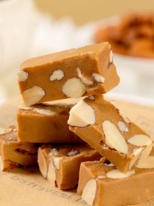 Handmade Caramel Sea Salt Toffee Almonds Hawaii Nuts Snacks Individually Wrapped Traditional Candy from China Jiangsu