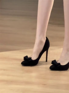 เรียบหรู รองเท้าส้นสูงปมผีเสื้อกํามะหยี่หัวแหลมคม ผู้หญิง รองเท้าสําหรับงานปาร์ตี้และการเดินทาง นุ่ม หนัง ภายใน