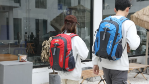 กระเป๋าปีนเขาขนาด 40 ลิตร เก็บของได้หลายชั้น สายสะพายระบายอากาศ วัสดุทนทานต่อการสึกหรอ มี 6 สีให้เลือก