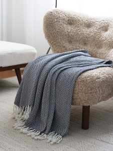 ผ้าห่มตกแต่งแบบถักผ้าฝ้ายแท้ ผ้าห่มสำหรับนอนหลับพักผ่อนในช่วงเที่ยง ผ้าห่มตกแต่งโซฟาแบบลำลอง ผ้าห่มแบบถักลายทางสีดำและสีขาวสไตล์ยุโรปแบบเรียบง่าย