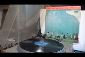 1 แผ่นเสียง 12นิ้ว GALA COLLECTION แผ่น NM ริ้วรอยบาง เสียงรบกวนน้อยนิด นิดไม่มีรอยลึก แผ่นล้างทำความสะอาด ปก VG ++ ขนาดมีตำหนิก ขอบไม่ขาด สันไม่ทะลุ