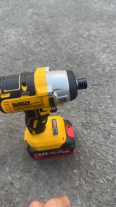 Máy chuyên vít Dewalt  động cơ không chổi than mạnh mẽ chân pin phổ thông 4cm ( CHƯA PIN SẠC )